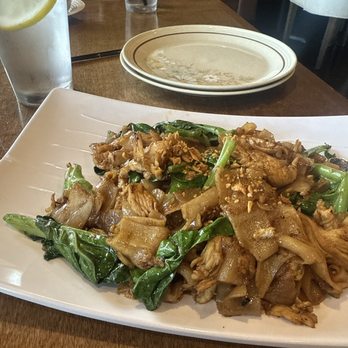Silk Thai Cuisine - Pad see ew with chicken - Thai Near Me - Huntington Beach, California Silk Thai Cuisine - Pad see ew with chicken - Thai Near Me - Huntington Beach, California