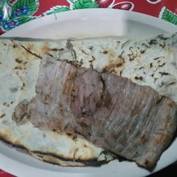 Antojitos Lupita - Tlayuda con tasajo