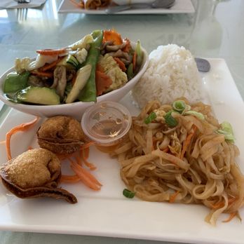Dee Des Moines Thai Cuisine - $16.00 lunch combo (chicken/tofu is $16, pork/beef+) - Thai Near Me - Des Moines, Washington