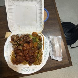 Random chicken? Lo mein, general tso chicken, spare ribs? possibly other in one full container