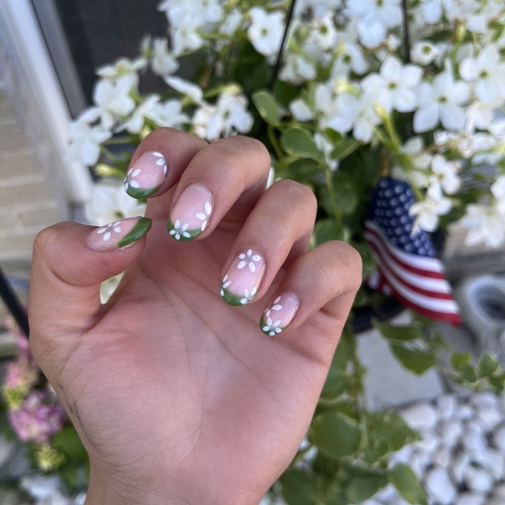 Max Studio Nails - Nail Salons Near Me - Highwood, Illinois