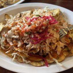 La Esquina Pupuseria Salvadoreña - Pollo con tajadas
