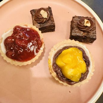 Eleven - Unfortunately, subpar desserts (refrigerator cold brownie) - Cocktail Bars Near Me - Honolulu, Hawaii