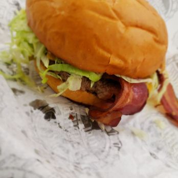 Guy Fieri's - Makin Bacon Cheeseburger....it didn't have any onions but with COVID19 who's sending food back ‍ - Pizza Near Me - Cancún, ROO