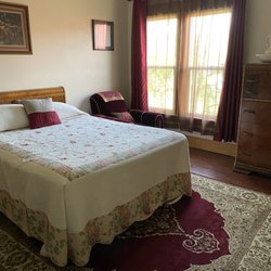 Hyatt House Bed And Breakfast - Queen bed room with shared bath