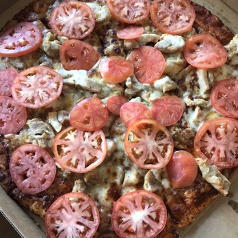 Blondie's - Pizza with fresh tomatoes, chicken, garlic. - Pizza Near Me - Sunriver, Oregon