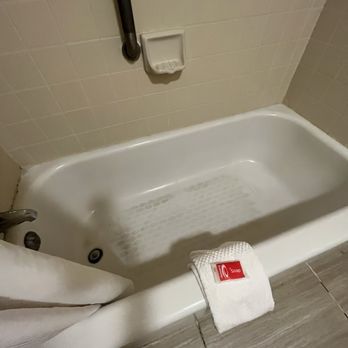 Hampton Inn Norfolk-Naval Base - bathtub - Hotels Near Me - Norfolk, Virginia Hampton Inn Norfolk-Naval Base - bathtub - Hotels Near Me - Norfolk, Virginia