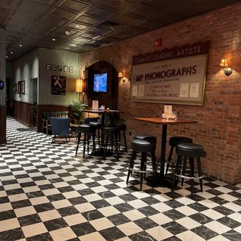 Gus' Last Word - Inside - American Near Me - Wood-Ridge, New Jersey