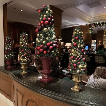 The Peninsula Beverly Hills - Club Bar area Christmas decor - Hotels Near Me - Beverly Hills, California The Peninsula Beverly Hills - Club Bar area Christmas decor - Hotels Near Me - Beverly Hills, California