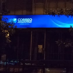 Correo Argentino - Una mirada nocturna al ingreso del Correo Argentino sobre calle General Paz