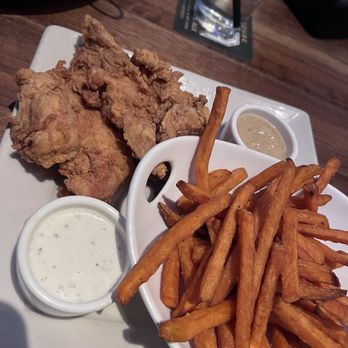 Yard House - Chicken fingers & Sweet Potato Fries - Bars Near Me - Glenview, Illinois