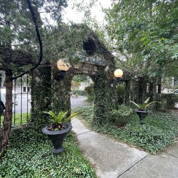 Presidents' Quarters Inn - The walkway into the parking lot - Bed & Breakfast Near Me - Savannah, Georgia