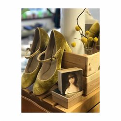 Conservatrice - Velvet Shoes in a yummy color.