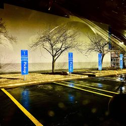 Walmart Supercenter - Pick up area