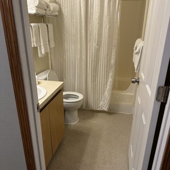D Sands Motel - Clean bathroom with tons of towels! - Hotels Near Me - Lincoln City, Oregon D Sands Motel - Clean bathroom with tons of towels! - Hotels Near Me - Lincoln City, Oregon