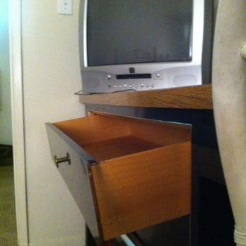 Beckley's Villa Motel - Old CRT TV with broken DVD player and drawers that all sagged that were unable to be used. - Hotels Near Me - Cathedral City, California