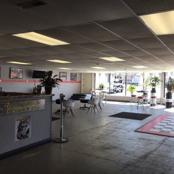 Gearhead DIY Super Center - Lounge area with seating and computers to look up how-to's, order parts, or check Yelp. - Auto Repair Near Me - Warwick, Rhode Island
