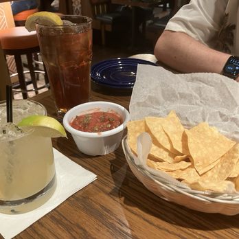 El Cholo - Margarita, iced tea, chips and salsa! Yum!! - Mexican Near Me - Salt Lake City, Utah El Cholo - Margarita, iced tea, chips and salsa! Yum!! - Mexican Near Me - Salt Lake City, Utah