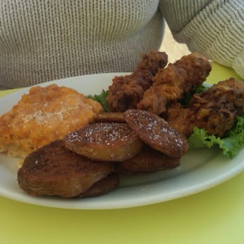The Pig - Fried chicken, M&C, and fried green tomatoes - tomates were nice - Barbeque Near Me - Chapel Hill, North Carolina