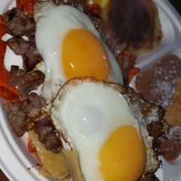 Chilaquiles divorciados con carne asada y huevo. Chilaquiles divorciados con carne asada y huevo.