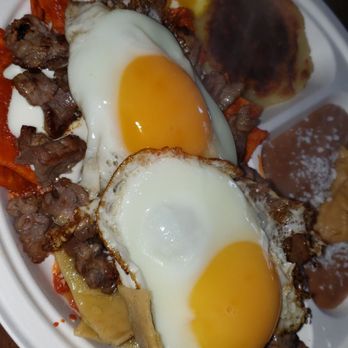 La Cocina de La Abuela - Chilaquiles divorciados con carne asada y huevo. - Mexican Near Me - Rosarito, BCN La Cocina de La Abuela - Chilaquiles divorciados con carne asada y huevo. - Mexican Near Me - Rosarito, BCN