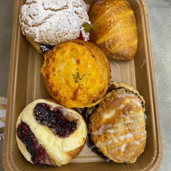 Chateau De Chantilly Cafe - Bakeries Near Me - Chantilly, Virginia