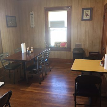 Poppy's Bbq - a dining room with a table and chairs - Barbeque Near Me - Crump, Tennessee Poppy's Bbq - a dining room with a table and chairs - Barbeque Near Me - Crump, Tennessee