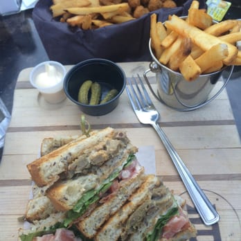 Archibald Microbrasserie - duck club and house fries - Breweries Near Me - Lac-beauport, Quebec