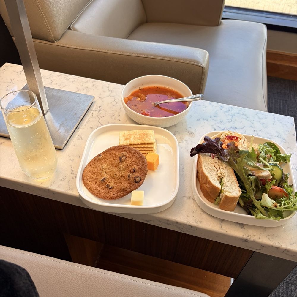 United Club - Airport Lounges Near Me - Dulles, Virginia