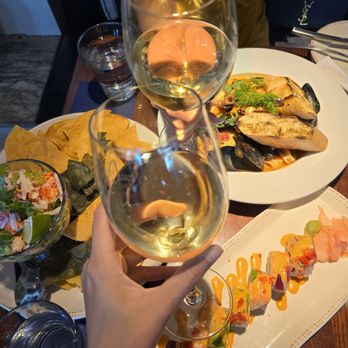 CōV Wayzata - Sushi, seafood, reisling, and lobster guacamole - Cocktail Bars Near Me - Wayzata, Minnesota CōV Wayzata - Sushi, seafood, reisling, and lobster guacamole - Cocktail Bars Near Me - Wayzata, Minnesota