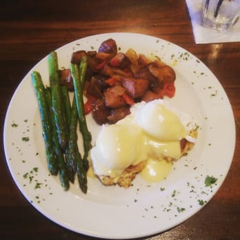 Dantanna's - Crab cake eggs benedict brunch plate - Sports Bars Near Me - Atlanta, Georgia