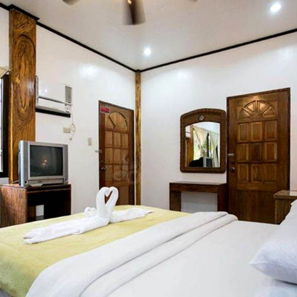 Dave's Straw Hat Inn - Inside the "deluxe room" room I stayed in - Hotels Near Me - Malay, AKL