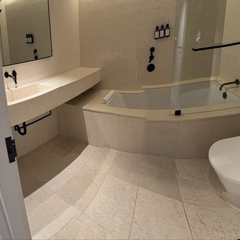 The Satire - Bathroom - Hotels Near Me - Alexandria, Virginia The Satire - Bathroom - Hotels Near Me - Alexandria, Virginia