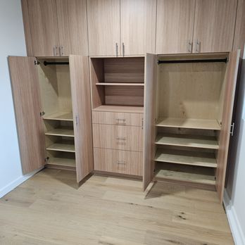 MDRN Construction - Bedroom with MASSIVE closet / storage space. All soft close hinges and drawers. Shelves are all adjustable. - General Contractors Near Me - Burbank, California MDRN Construction - Bedroom with MASSIVE closet / storage space. All soft close hinges and drawers. Shelves are all adjustable. - General Contractors Near Me - Burbank, California