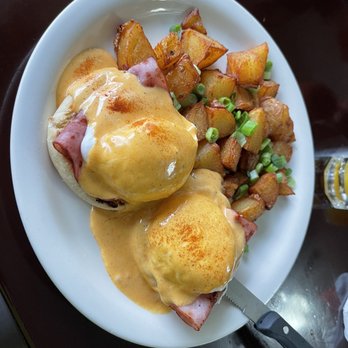 Miracle Mile Cafe - Classic Benedict - Breakfast & Brunch Near Me - San Rafael, California