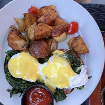 The Trestle - Eggs Benedict - Cocktail Bars Near Me - Astoria, New York