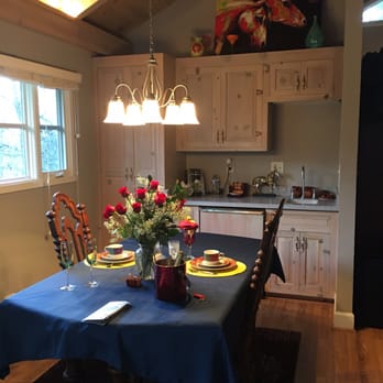 Foothill House - Private dining in the cottage - Bed & Breakfast Near Me - Calistoga, California
