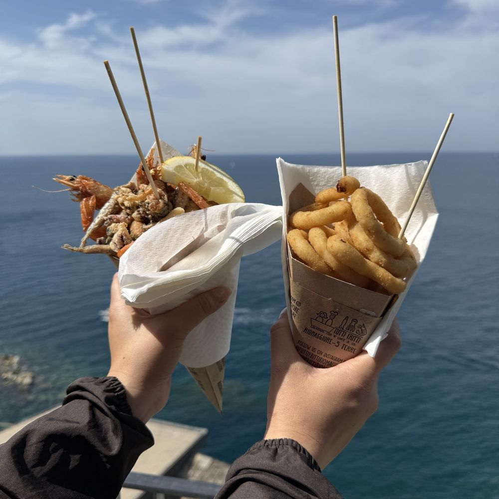 Tutti Fritti - fritto misto (mixed fried fish) and onion rings cones - Friterie Near Me - Riomaggiore, SP Tutti Fritti - fritto misto (mixed fried fish) and onion rings cones - Friterie Near Me - Riomaggiore, SP