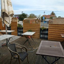 Trattoria Da Mario - Herbstliche Terrasse mit Blick auf die U-Bahn-Gleise