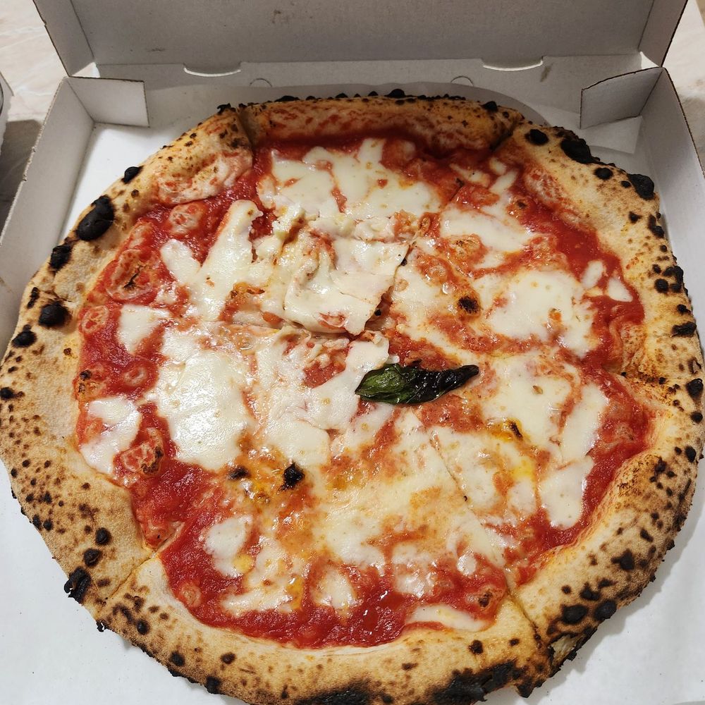 Pizza Hot - Margherita - Italian Near Me - Lago Patria, NA