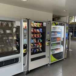 Sacramento International Airport - Car Rental Center - Snack machines