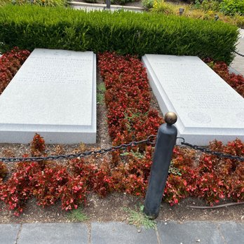 Harry S. Truman Library & Museum - Harry Truman Grave - Libraries Near Me - Independence, Missouri