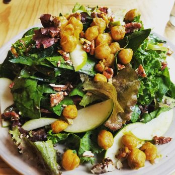 Aura Vegana - Chickpea curry salad. With caramelized pecans and green apple slices. Delicious. - Vegan Near Me - Ciudad de México, AGU