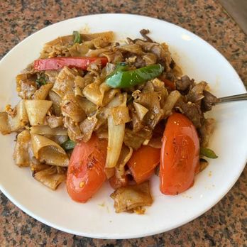 Tantawan Thai Kitchen - Pad Kee Mao w/Beef $14.95 - Pretty good! - Thai Near Me - Rosemead, California Tantawan Thai Kitchen - Pad Kee Mao w/Beef $14.95 - Pretty good! - Thai Near Me - Rosemead, California