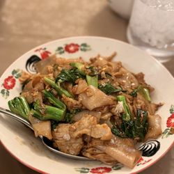 Mum Aroi - 47. Pad See-Ew (Chicken)