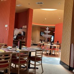 Piazza Mia - Center dining area