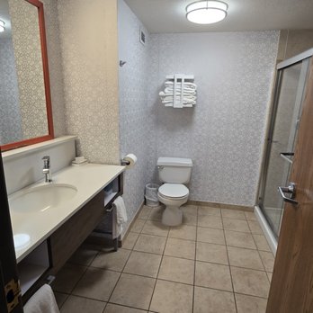 Hampton Inn by Hilton Youngstown-West I-80 - Bathroom - Hotels Near Me - Youngstown, Ohio Hampton Inn by Hilton Youngstown-West I-80 - Bathroom - Hotels Near Me - Youngstown, Ohio