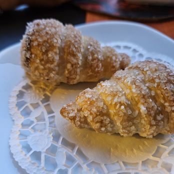 Logge Vasari - Chocolate-filled mini cream horns - Tuscan Near Me - Arezzo, Arkansas Logge Vasari - Chocolate-filled mini cream horns - Tuscan Near Me - Arezzo, Arkansas