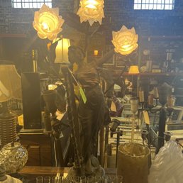 Antique light! I need this in my life!! Antique light! I need this in my life!!