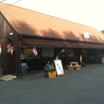 Smiarowski Farm Stand - the outside of the store - Fruits & Veggies Near Me - Sunderland, Massachusetts